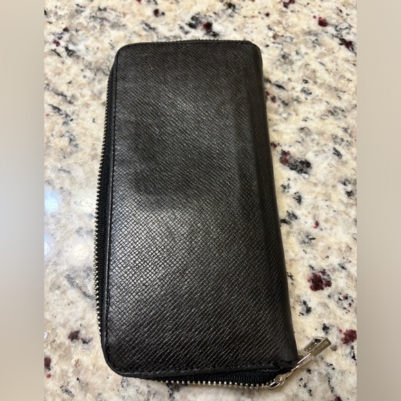 LOUIS VUITTON Authentic
Black Taiga Leather Zippy Vertical Wallet - Picture 3 of 12